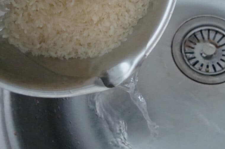 Свіжа вода для варіння рису